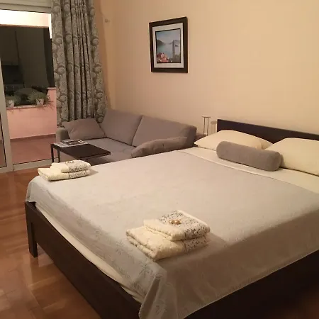 Apartman Lili דירה *